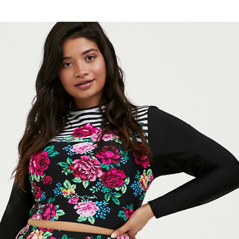 TORRID SIZE0 SWIM BLK FLR WIRELESS CROP RASH GUARD